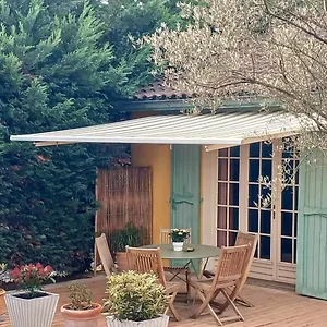 https://le-charbonnieres-les-bains.hotels-rhonealpes.com